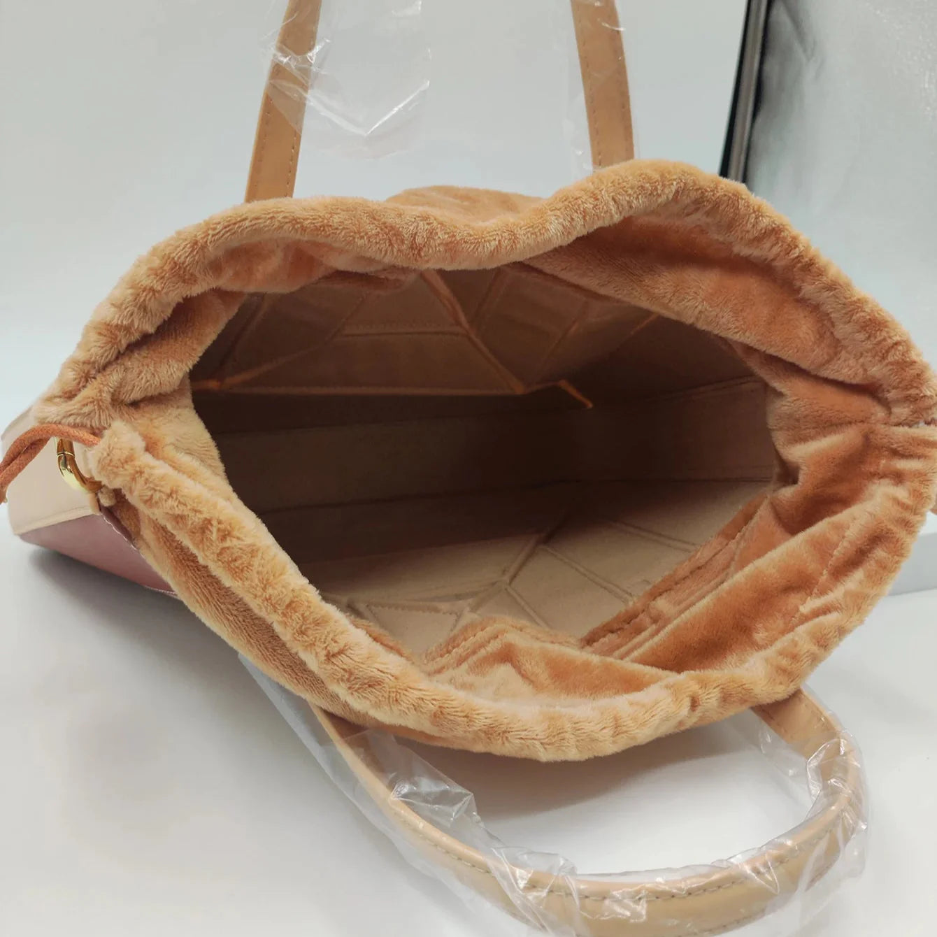 Handtasche in Geometrischer Form – Eleganz und Funktionalität