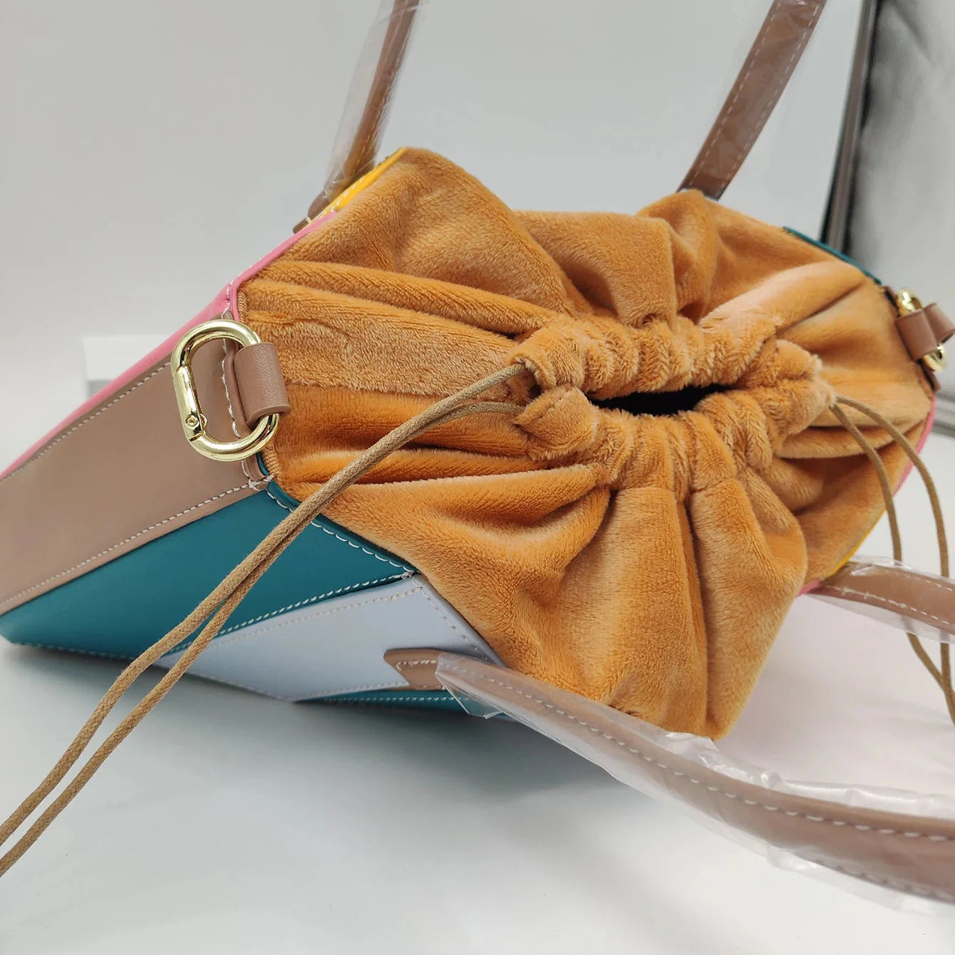 Handtasche in Geometrischer Form – Eleganz und Funktionalität